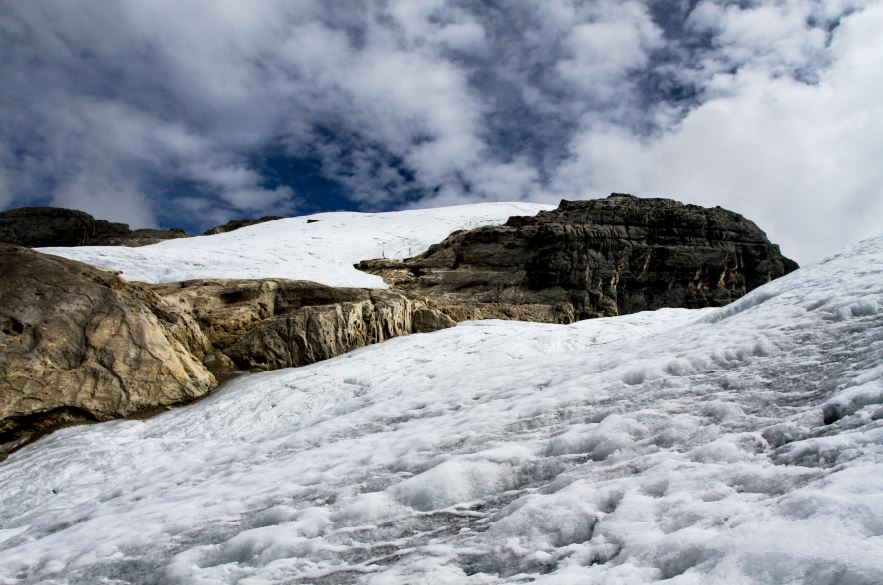 East Northwall Firn merupakan salah satu tutupan gletser yang saat ini masih tersisa di Pegunungan Sudirman. Tutupan es ini berada di sekitar Puncak Ngga Pulu atau Puncak Jaya dengan ketinggian 4,.862 m dpl. Saat ini lapisan es di pegunungan ini semakin menipis seiring dengan terjadinya pemanasan global. Diprediksi lapisan ini akan terus mencair seperti yang terjadi di Puncak Trikora dan Puncak Mandala yang sudah lebih dahulu kehilangan lapisan esnya.
