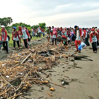 Mahasiswa jurusan biologi Universitas Negeri Malang (UM) melaksanakan aksi bersih di Pantai Cekik, TN Bali Barat. Aksi  ini diikuti 200 mahasiswa, juga asisten dosen, dosen pembimbing, tenaga ahli dari LIPI dan didampingi oleh petugas dari SPTN Wilayah 1 Jembrana.