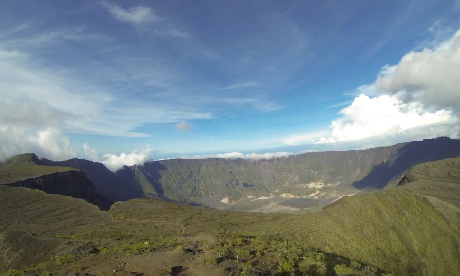 Foto ini diambil di ketinggian 2.851 mdpl. Kawah ini berdiameter 6 km dan kedalaman 1,5 km.