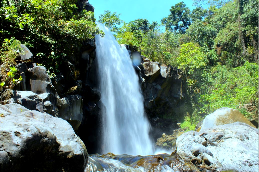 Air terjun ini berada di kawasan Taman Nasional Tambora, disepanjang sungai ini terdapat 7 tingkat air terjun. Foto ini merupakan air terjun tingkat pertama dengan ketinggian sekitar 25 m.