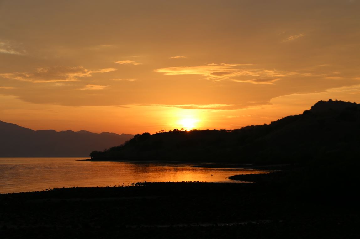 Sunrise di punggung pulau Pulau Flores yang terlihat dari Loh Baru Pulau Rinca. 