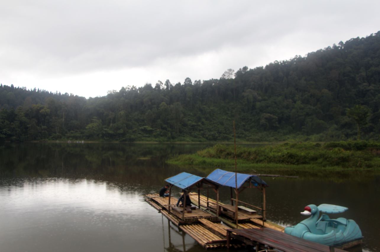 Danau Situgunung terletak di Resort PTN Situgunung jarak tembuh 1,5 km/ 25 menit dari Pintu Masuk