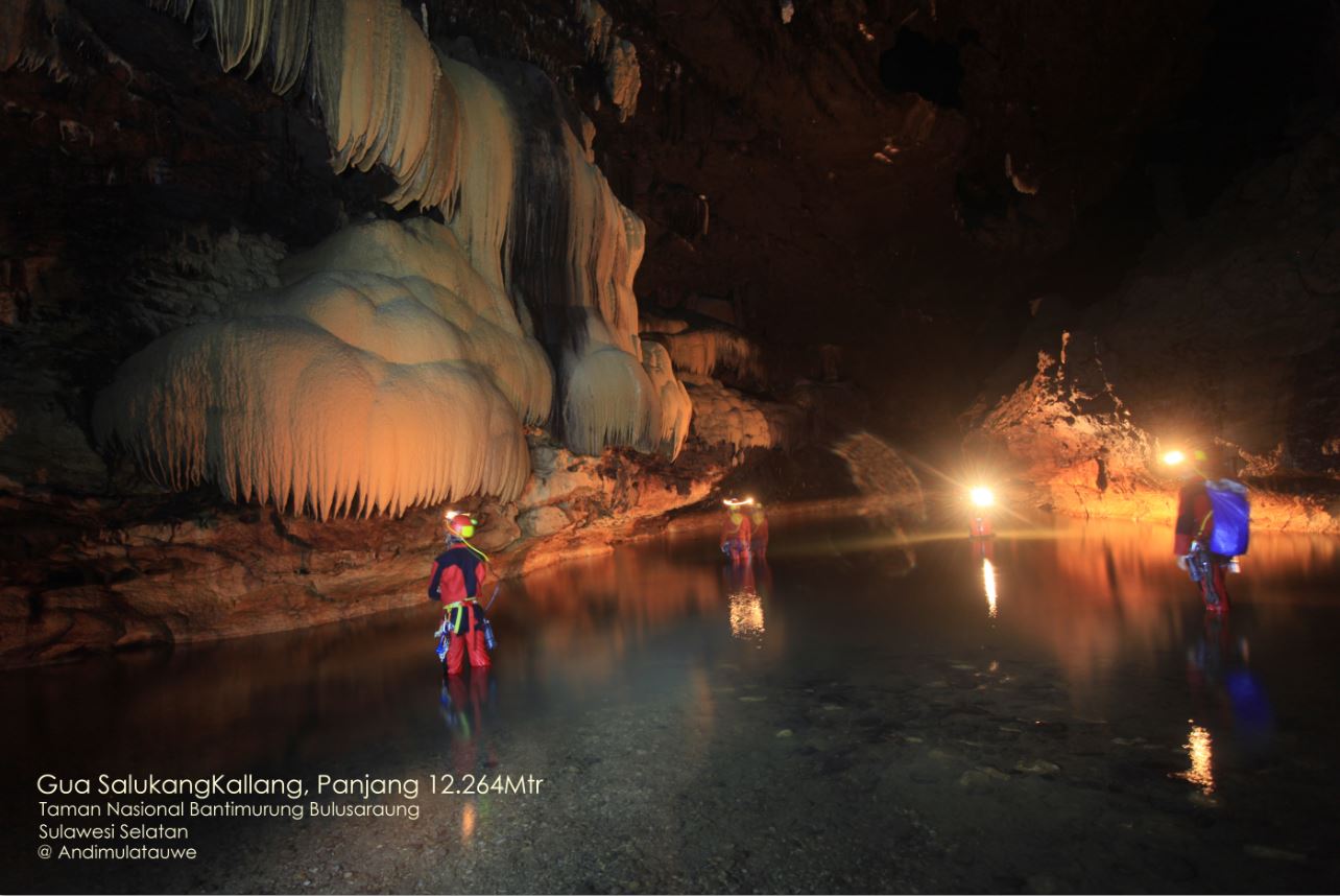 Gua Sallukan Kallang memiliki panjang 12.264 meter. Gua Salukang Kallang dinobatkan sebagai gua terpanjang di Indonesia. Penobatan sebagai gua terpanjang diberikan oleh Museum Rekor Dunia Indonesia (MURI) pada penghelatan Festival Karst tahun 2015. Nama gua ini berasal dari bahasa lokal (Makassar), dimana Salu’kang berarti saluran dan Kallang berarti gelap. Sehingga dapat diartikan secara harfiah salauran yang gelap.  Gua Salukang Kallang  (GSK)/K1  diyakini sebagai 'the mother of nderground river' di kawasan karst  Maros.  Gua horizontal ini memiliki panjang 12,684 km dan sebagian besar lorong-lorongnya dialiri sungai bawah tanah yang bermuara di Air Terjun Bantimurung. Selain pintu masuk/entrance K1, penelusuran gua dapat melalui 3 pintu masuk/entrance vertical yaitu K2, K3 dan K4.