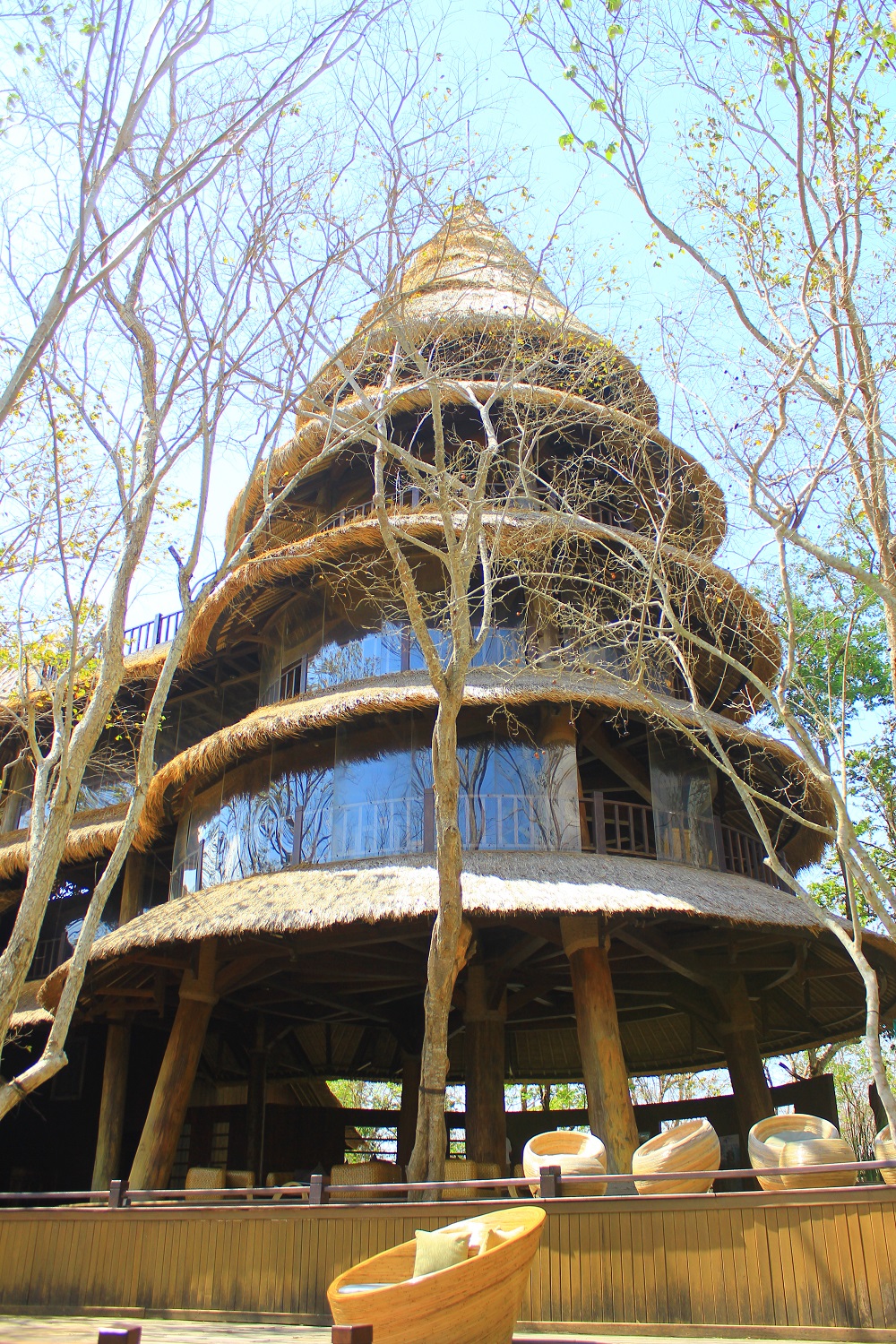 Tower 5 lantai dengan 4 tiang utama kayu bengkirai dari Kalimantan. Pemandangan kawasan hutan di TN.Bali Barat dan pulau Menjangan