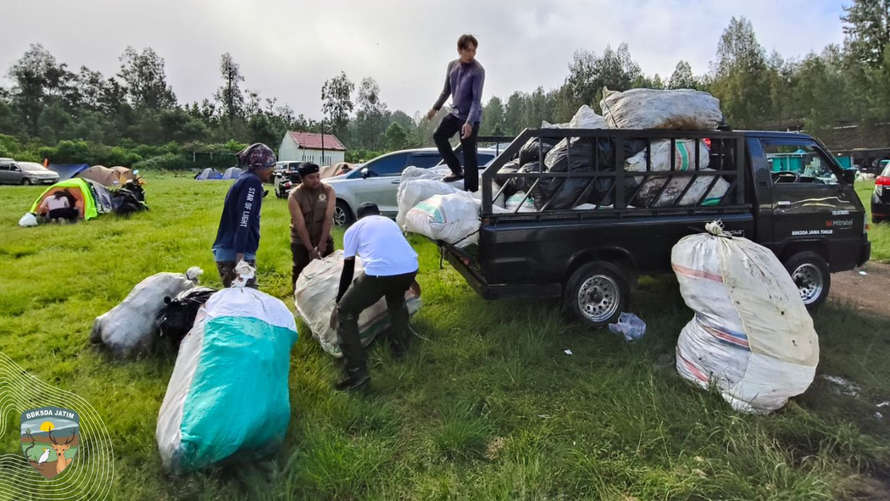 Wisatawan Membludak, Sampah Menggunung, Ini Yang Dilakukan Petugas di Kawah Ijen